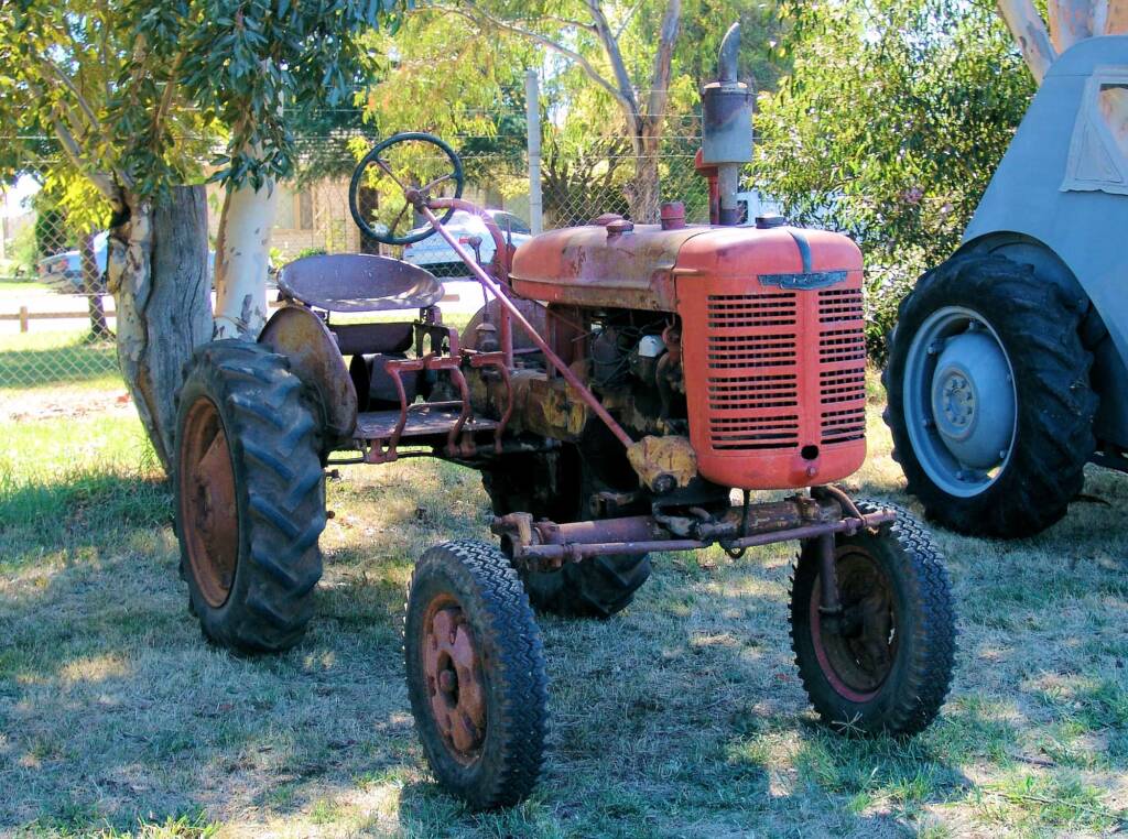 Vintage and restored tractor - Kyabram 2006 Engine Rally
