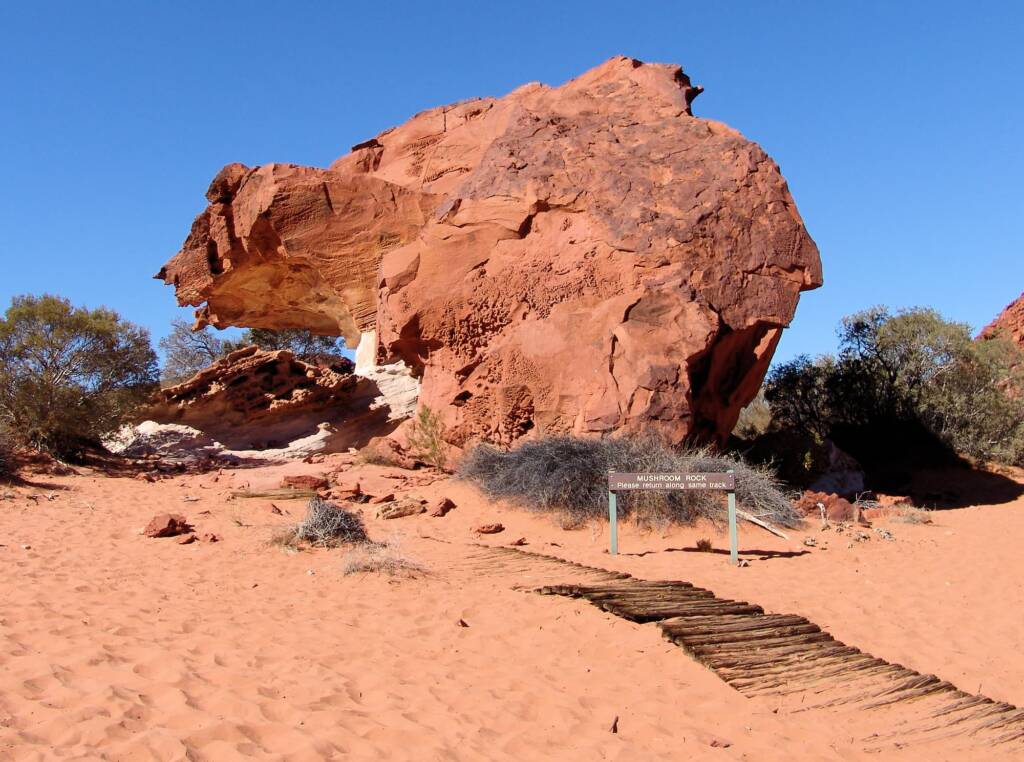 Mushroom Rock, Wurre / Rainbow Valley, NT