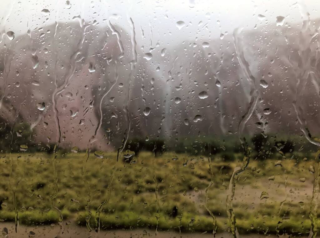 The 1% Club at Uluru (rain and waterfalls on the Rock)