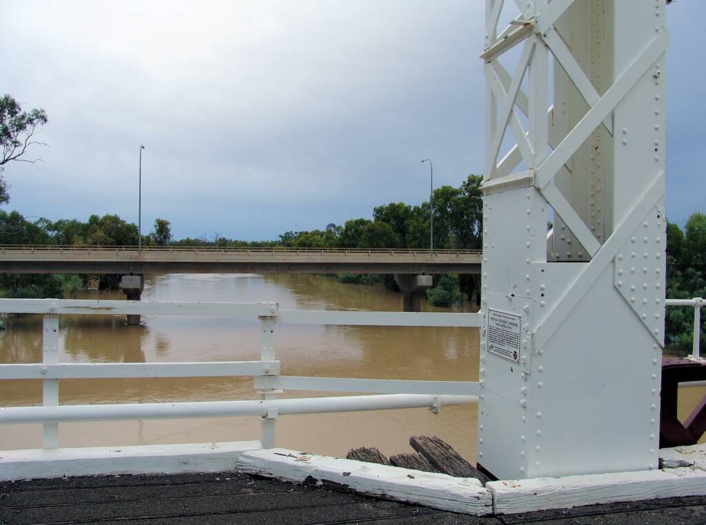 Looking south at the Darling River Gateway Bridge from the North Bourke Bridge.