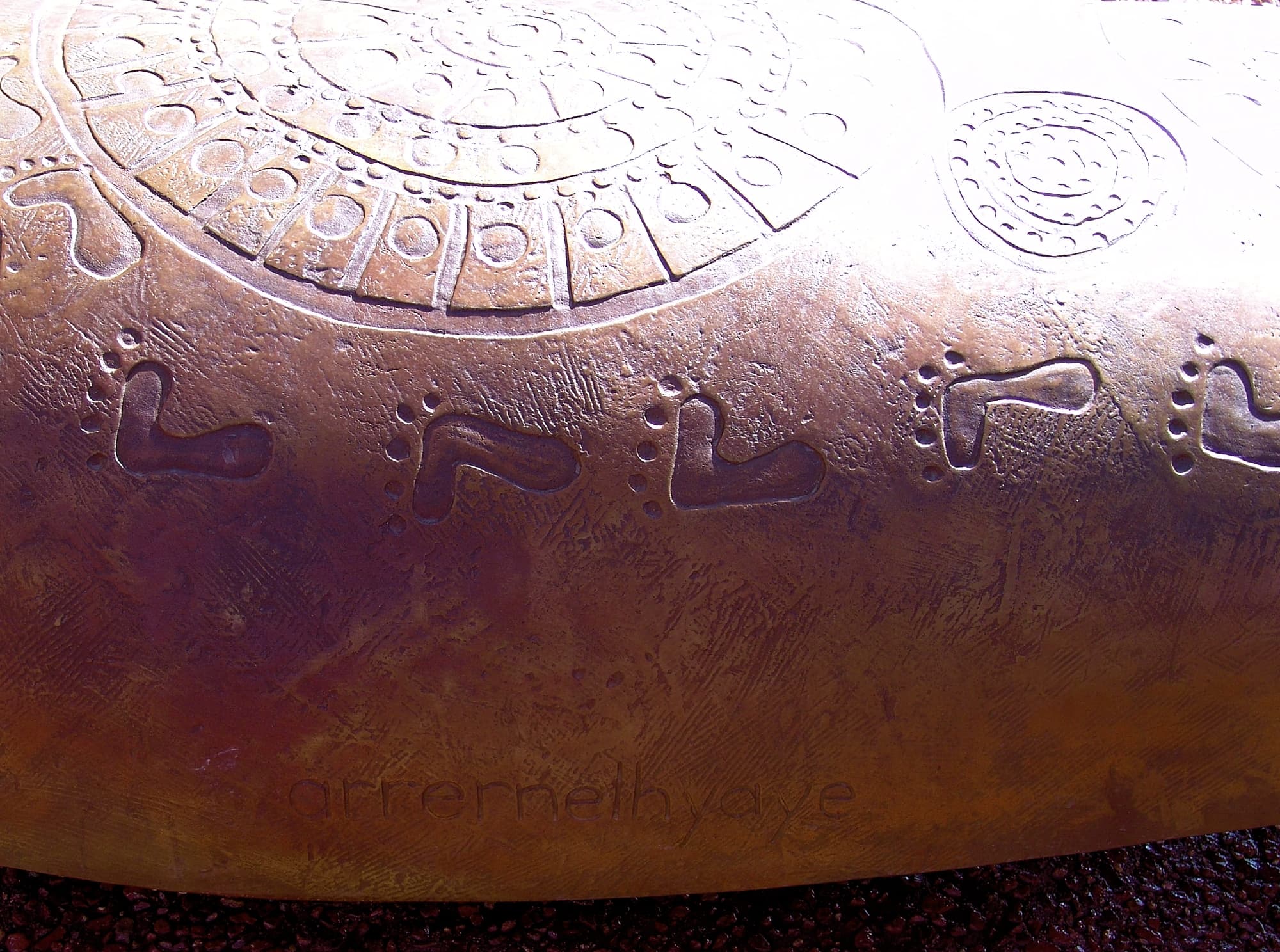 The indigenous languages of Arrernte, Anmatyerr, Warlpiri, Pitjantjatjara and Luritja is represented in the inscription on the bronze cast coolamon seats. Translation being ‘come, sit, be’.