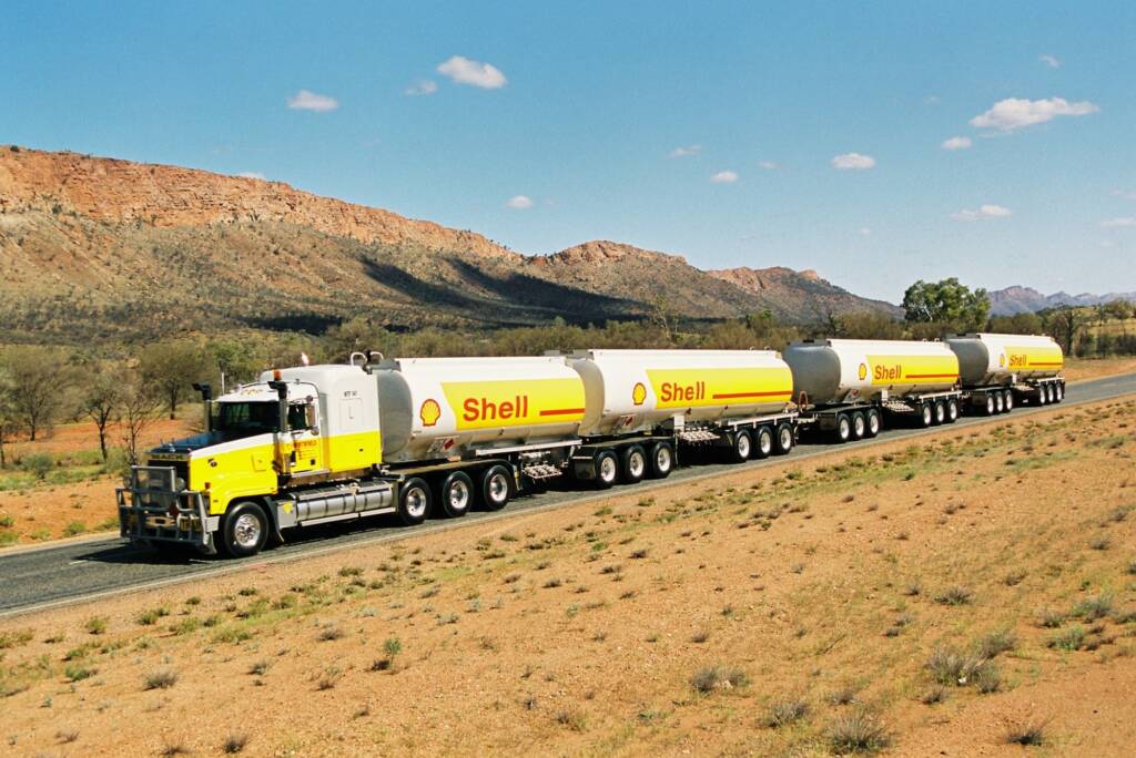 Shell Road Train with triple axles © Hans Boessum