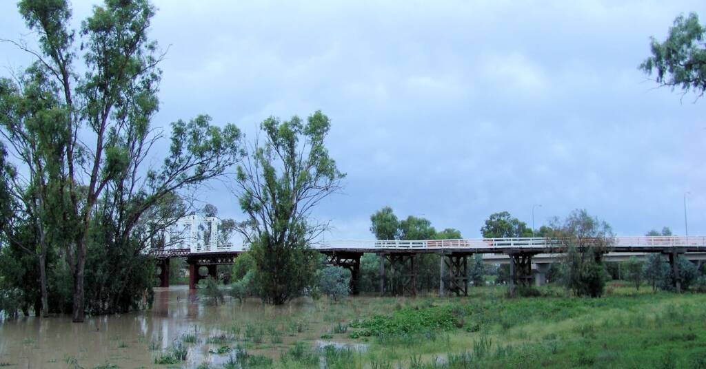 Historic North Bourke Bridge with the replacement concrete bridge behind, NSW