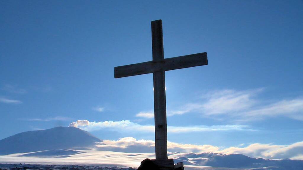 Cross on top of Obsevation Hill, Antarctica © Jennifer Cooke