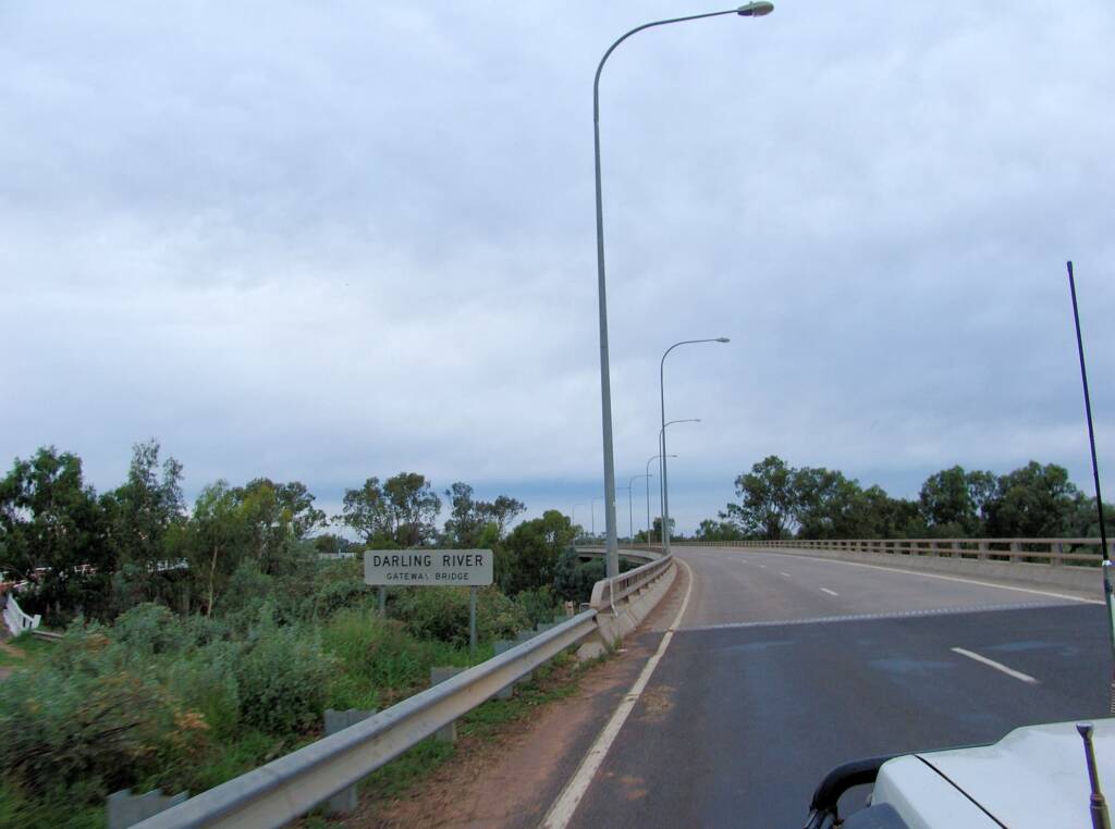 Western approach along the Darling River Gateway Bridge