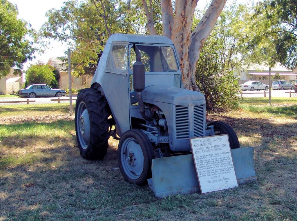 Vintage and restored tractor - Kyabram 2006 Engine Rally