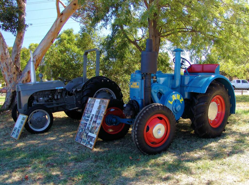 Vintage and restored tractors - Kyabram 2006 Engine Rally