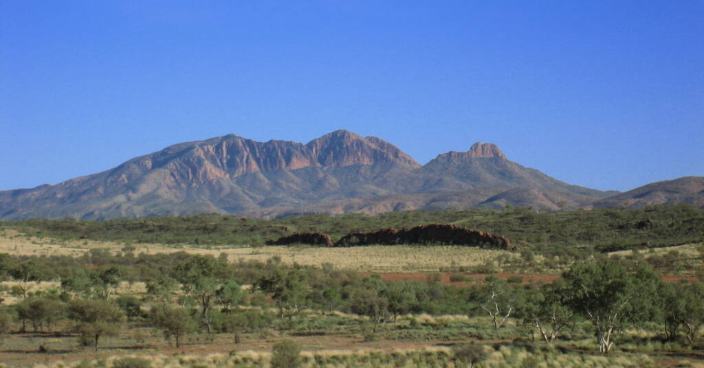 Mount Sonder / Rwetyepme, West MacDonnell Ranges © Dorothy Latimer