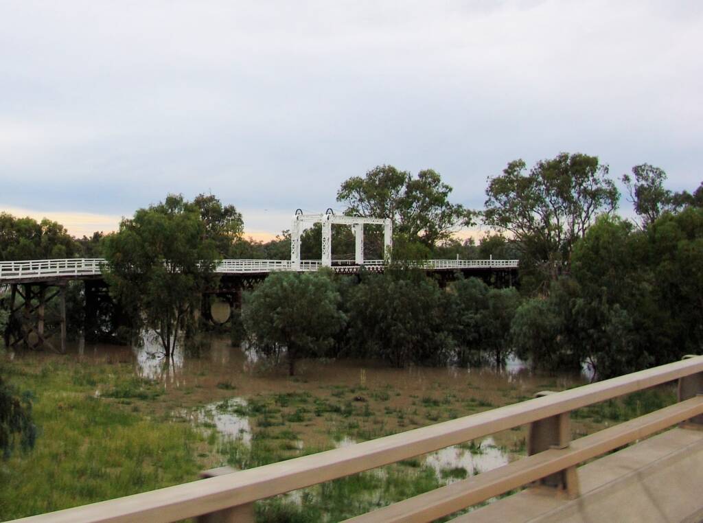 Looking north at the North Bourke Bridge from the Darling River Gateway Bridge.