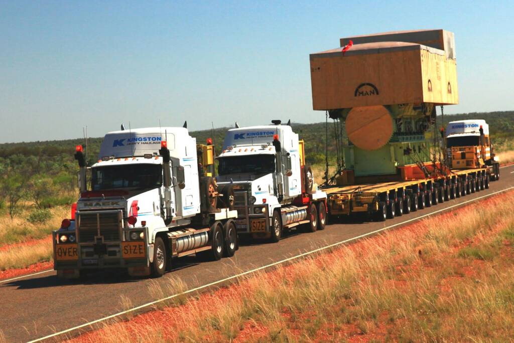 Road Train (trailer with 216 wheels and 70 metres long) © Hans Boessum