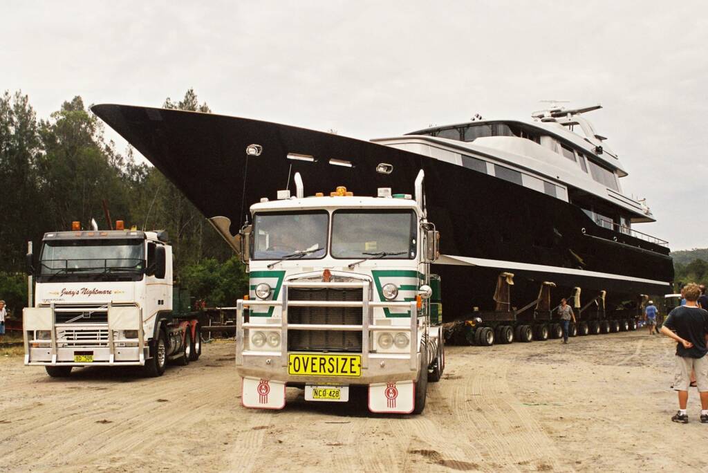 Road train and transportation of luxury boat © Hans Boessum